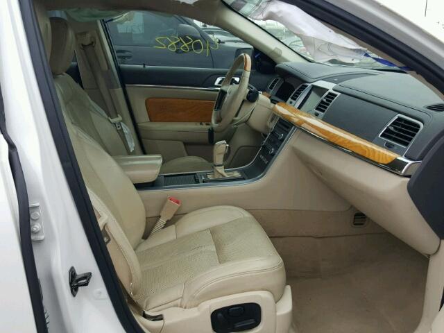 1LNHL9FT0BG607411 - 2011 LINCOLN MKS WHITE photo 5
