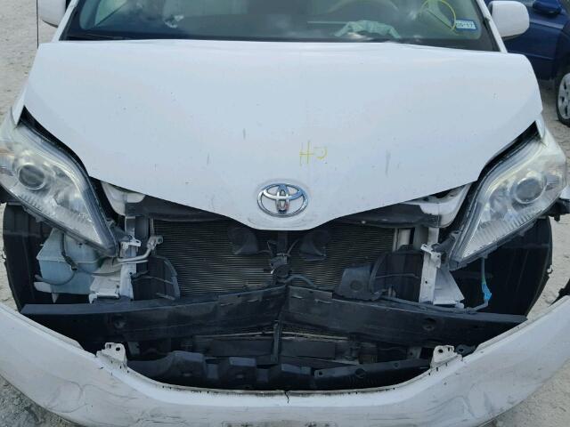 5TDKK3DC7BS167531 - 2011 TOYOTA SIENNA LE WHITE photo 7