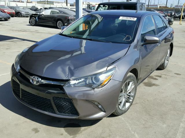 4T1BF1FK1GU554264 - 2016 TOYOTA CAMRY LE ნაცრისფერი ფოტო 2