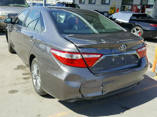 4T1BF1FK1GU554264 - 2016 TOYOTA CAMRY LE ნაცრისფერი ფოტო 3