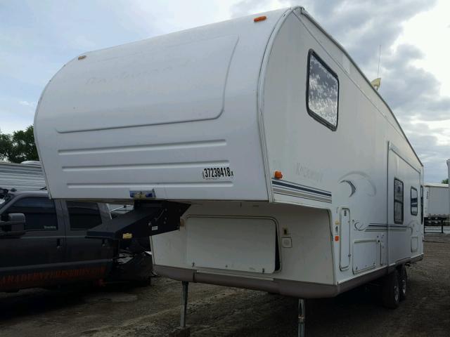 4X4FRLD213D076301 - 2003 ARO 5TH WHEEL WHITE photo 2