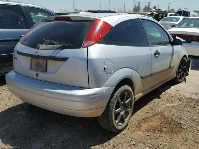 3FAFP31352R200574 - 2002 FORD FOCUS ZX3 SILVER photo 4