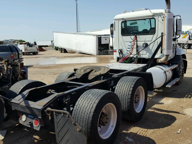 1M1AK06Y07N017857 - 2007 MACK 600 CXN600 WHITE photo 4