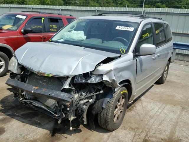 2A4RR5D15AR104322 - 2010 CHRYSLER TOWN & COU SILVER photo 2