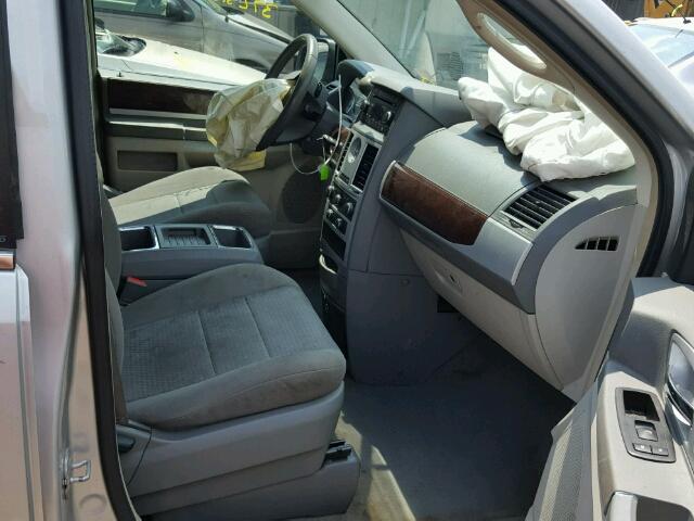 2A4RR5D15AR104322 - 2010 CHRYSLER TOWN & COU SILVER photo 5