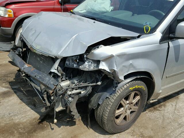 2A4RR5D15AR104322 - 2010 CHRYSLER TOWN & COU SILVER photo 9