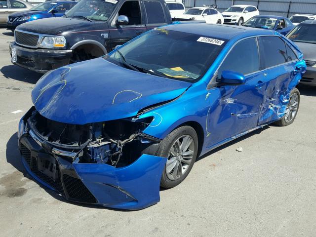 4T1BF1FK1HU669464 - 2017 TOYOTA CAMRY BLUE photo 2