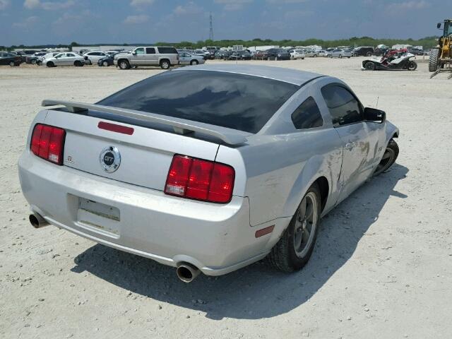 1ZVFT82H355169293 - 2005 FORD MUSTANG GT SILVER photo 4