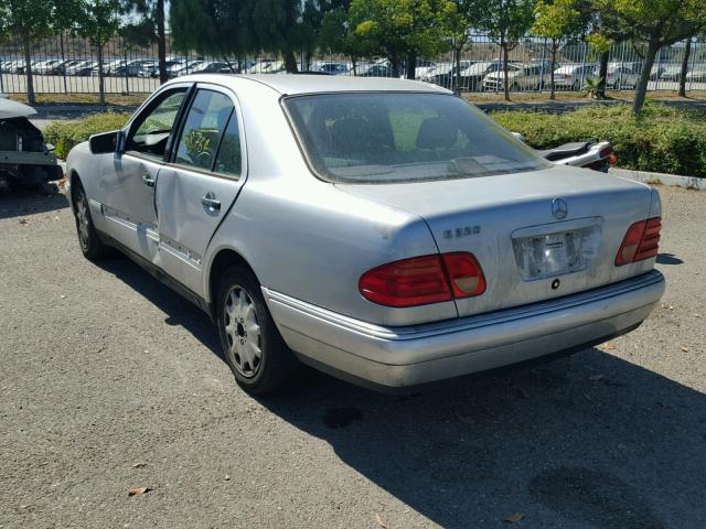 WDBJF65F8WA673722 - 1998 MERCEDES-BENZ E 320 SILVER photo 3