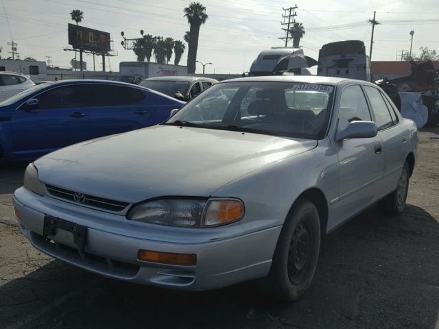 4T1BG12K7TU677290 - 1996 TOYOTA CAMRY DX SILVER photo 2