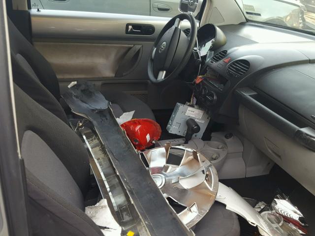 3VWBK31C95M403957 - 2005 VOLKSWAGEN NEW BEETLE ვერცხლისფერი ფოტო 5