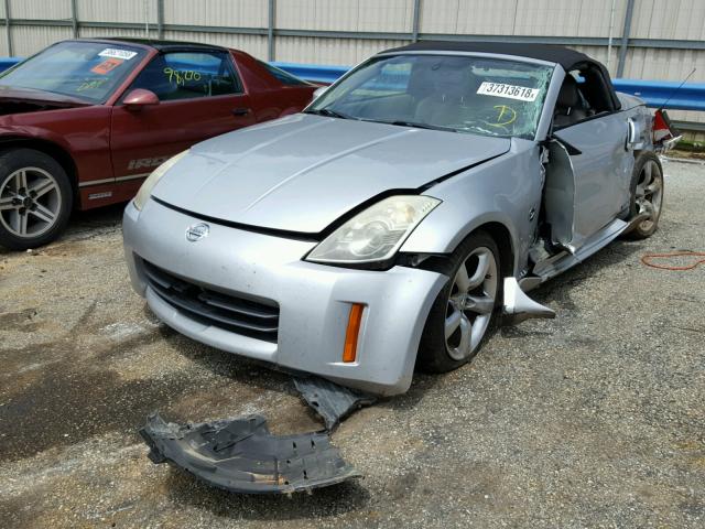 JN1AZ36A66M450493 - 2006 NISSAN 350Z ROADS SILVER photo 2