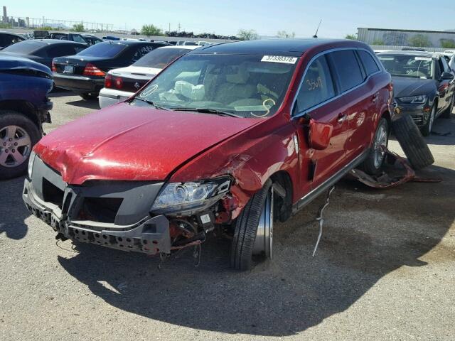 2LMHJ5AT5DBL58883 - 2013 LINCOLN MKT RED photo 2