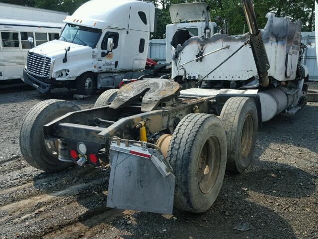 1FUJF0DE48LZ67996 - 2008 FREIGHTLINER COLUMBIA 1 WHITE photo 4