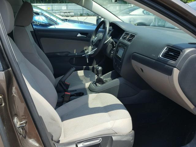3VW1K7AJ6CM407141 - 2012 VOLKSWAGEN JETTA BASE 棕色 照片 5