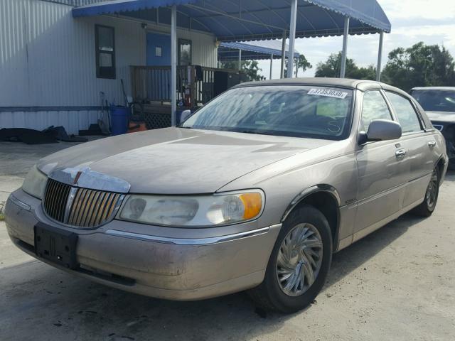 1LNHM82WXXY698535 - 1999 LINCOLN TOWN CAR S GOLD photo 2