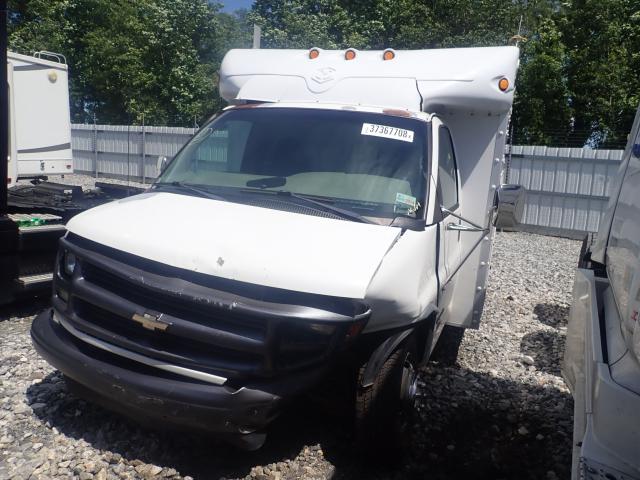 1GBJG31RX11216470 - 2001 CHEVROLET EXPRESS CU WHITE photo 2