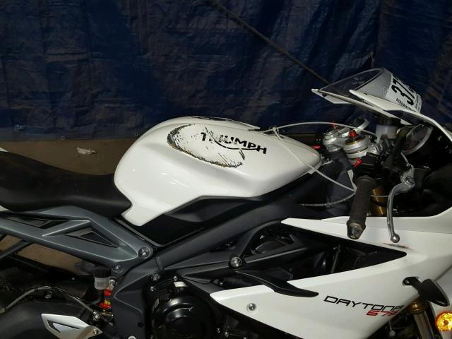 SMTA01YK1GJ735303 - 2016 TRIUMPH MOTORCYCLE DAYTONA 67 WHITE photo 5