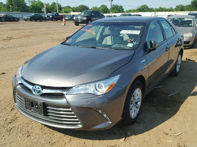 4T1BD1FK3HU215299 - 2017 TOYOTA CAMRY HYBR GRAY photo 2