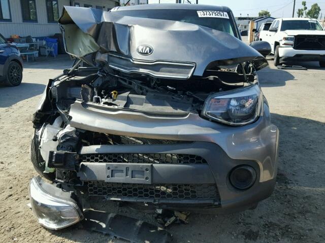 KNDJN2A25H7436170 - 2017 KIA SOUL GRAY photo 9