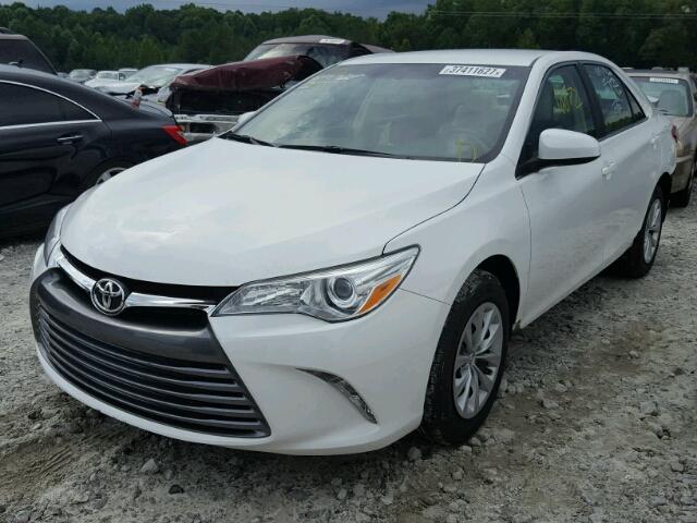 4T4BF1FK5FR481095 - 2015 TOYOTA CAMRY LE WHITE photo 2