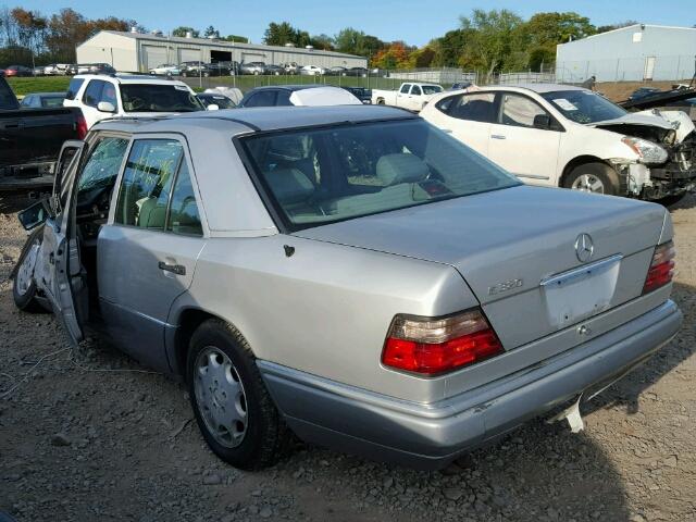 WDBEA32E1RC144180 - 1994 MERCEDES-BENZ E320 SILVER photo 3