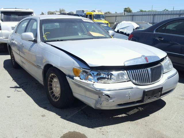 1LNHM81W02Y666719 - 2002 LINCOLN TOWN CAR E SILVER photo 1