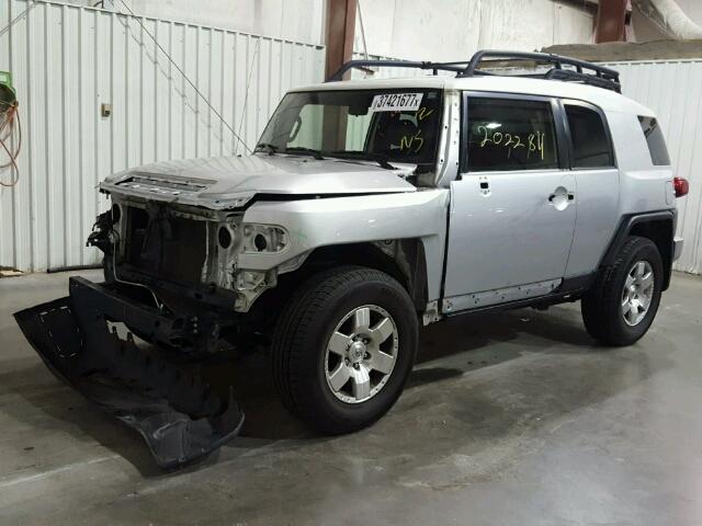 JTEZU11F370007664 - 2007 TOYOTA FJ CRUISER SILVER photo 2