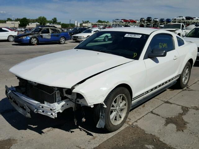 1ZVFT80N675273577 - 2007 FORD MUSTANG WHITE photo 2