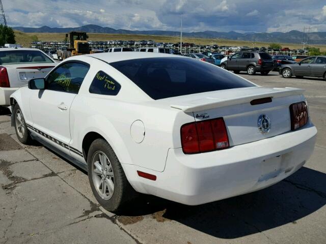 1ZVFT80N675273577 - 2007 FORD MUSTANG WHITE photo 3