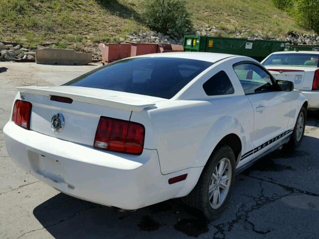 1ZVFT80N675273577 - 2007 FORD MUSTANG WHITE photo 4