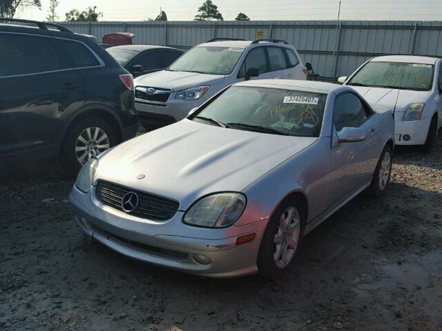 WDBKK49F31F198295 - 2001 MERCEDES-BENZ SLK GRAY photo 2