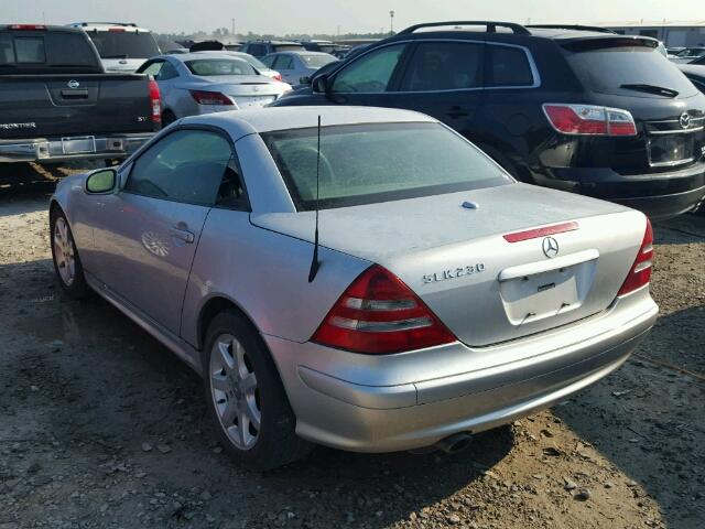 WDBKK49F31F198295 - 2001 MERCEDES-BENZ SLK GRAY photo 3