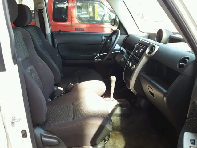 JTLKT324X50192976 - 2005 TOYOTA SCION XB თეთრი ფოტო 5