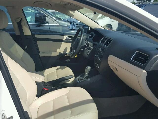 3VWDX7AJ6BM306243 - 2011 VOLKSWAGEN JETTA SE WHITE photo 5