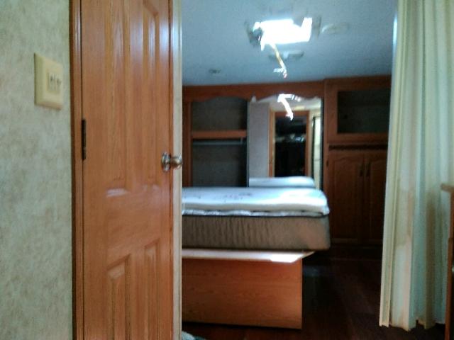 4YDF350236D518263 - 2006 KEYSTONE MONTANA WHITE photo 8