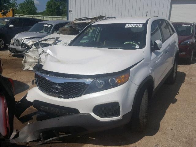 5XYKT3A19BG157726 - 2011 KIA SORENTO BA WHITE photo 2