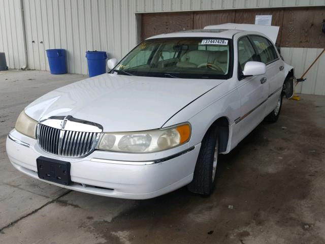 1LNFM83W9WY621918 - 1998 LINCOLN TOWN CAR C WHITE photo 2