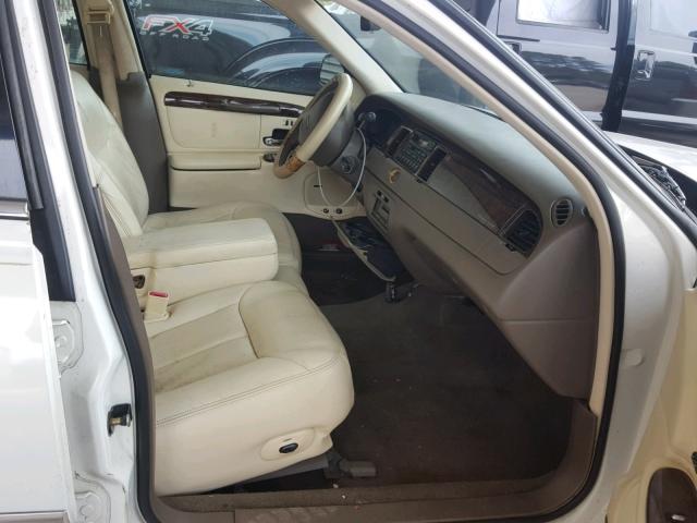 1LNFM83W9WY621918 - 1998 LINCOLN TOWN CAR C WHITE photo 5