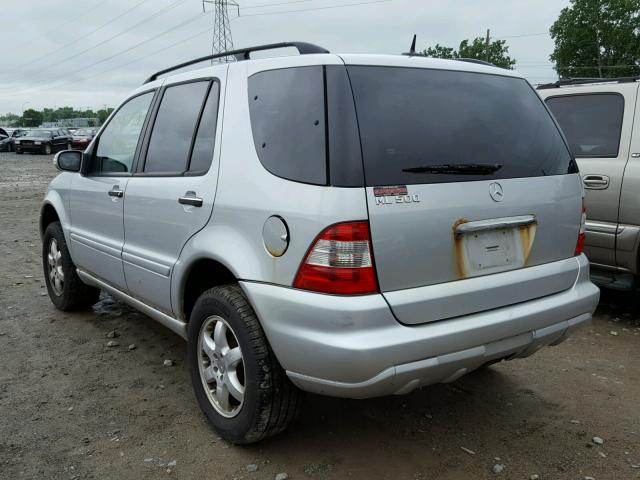 4JGAB75E92A318302 - 2002 MERCEDES-BENZ ML 500 SILVER photo 3