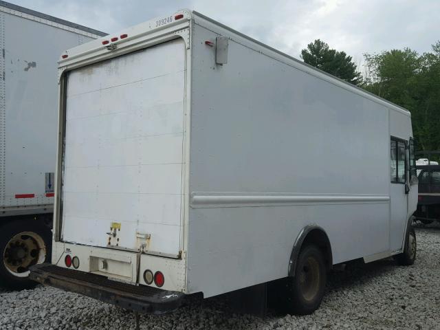 4UZAANBW36CW12132 - 2006 FREIGHTLINER CHASSIS M WHITE photo 4