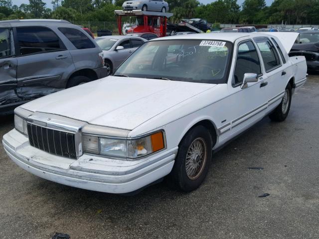 1LNLM82W1PY763931 - 1993 LINCOLN TOWN CAR S WHITE photo 2