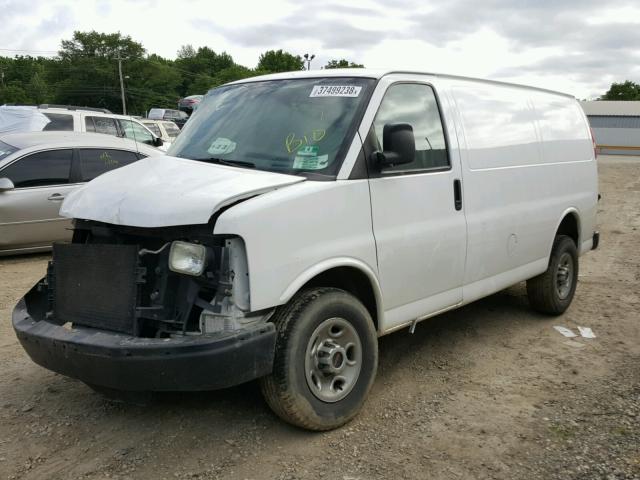 1GTHG35UX61256208 - 2006 GMC SAVANA G35 WHITE photo 2