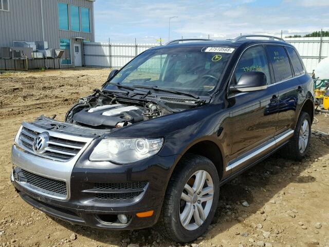 WVGFK7A95AD000057 - 2010 VOLKSWAGEN TOUAREG TD BLACK photo 2