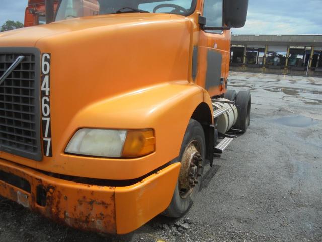 4V4M19GF54N360343 - 2004 VOLVO VN VNM ORANGE photo 1