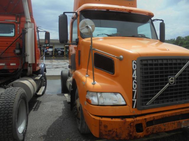 4V4M19GF54N360343 - 2004 VOLVO VN VNM ORANGE photo 2