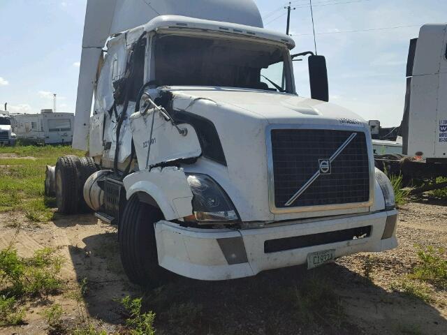 4V4NC9EH7AN290083 - 2010 VOLVO VN VNL WHITE photo 1