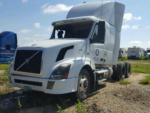 4V4NC9EH7AN290083 - 2010 VOLVO VN VNL WHITE photo 2