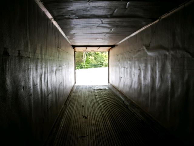 1UYVS24882M714922 - 2002 UTILITY TRAILER WHITE photo 6