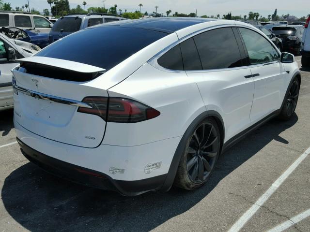 5YJXCDE20HF065662 - 2017 TESLA MODEL X WHITE photo 4